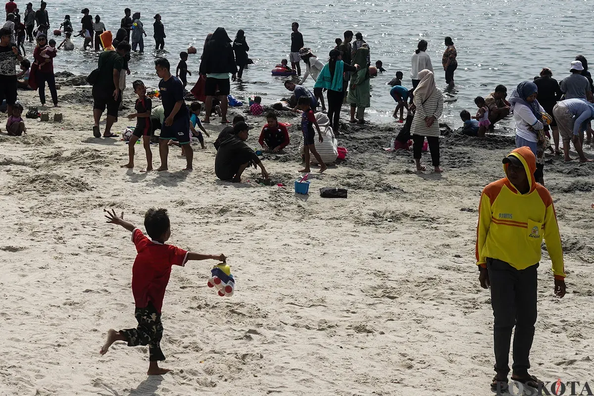 Ribuan pengunjung menikmati wisata air bersama sanak keluarga di kawasan wisata Pantai Lagoon Ancol, Jakarta, Sabtu, 5 April 2025. (Sumber: Poskota/Bilal Nugraha Ginanjar)