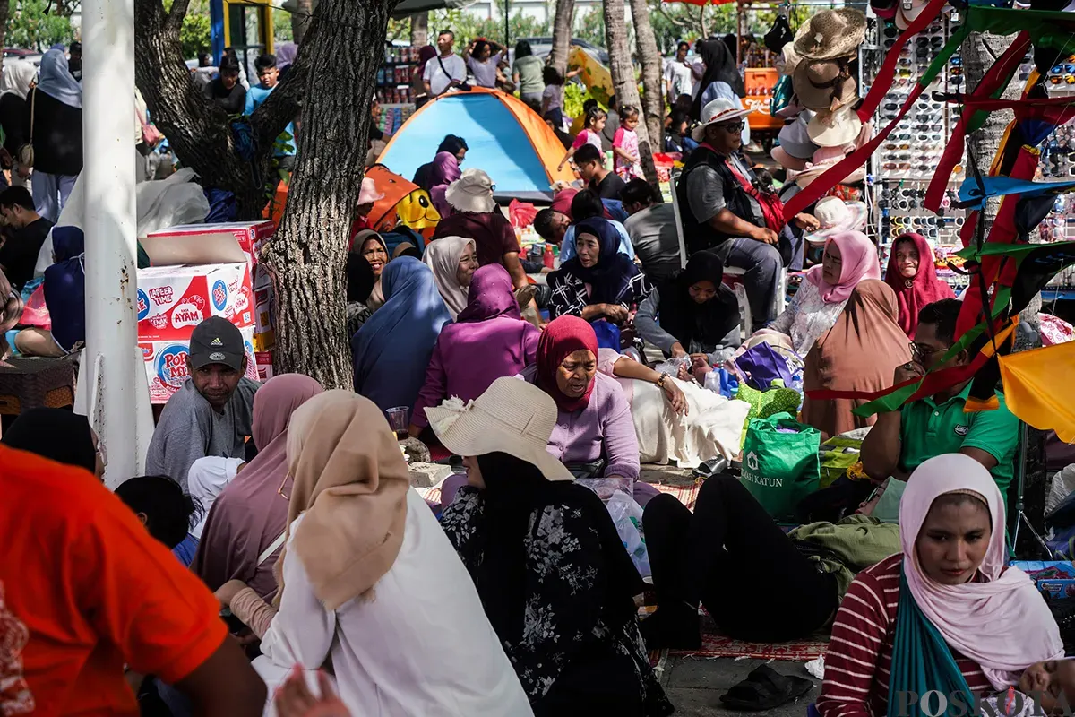 Ribuan pengunjung menikmati wisata air bersama sanak keluarga di kawasan wisata Pantai Lagoon Ancol, Jakarta, Sabtu, 5 April 2025. (Sumber: Poskota/Bilal Nugraha Ginanjar)