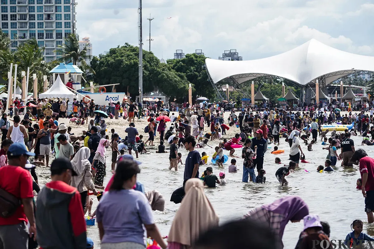 Ribuan pengunjung menikmati wisata air bersama sanak keluarga di kawasan wisata Pantai Lagoon Ancol, Jakarta, Sabtu, 5 April 2025. (Sumber: Poskota/Bilal Nugraha Ginanjar)