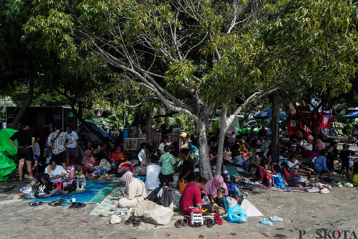 Ribuan pengunjung menikmati wisata air bersama sanak keluarga di kawasan wisata Pantai Lagoon Ancol, Jakarta, Sabtu, 5 April 2025. (Sumber: Poskota/Bilal Nugraha Ginanjar)
