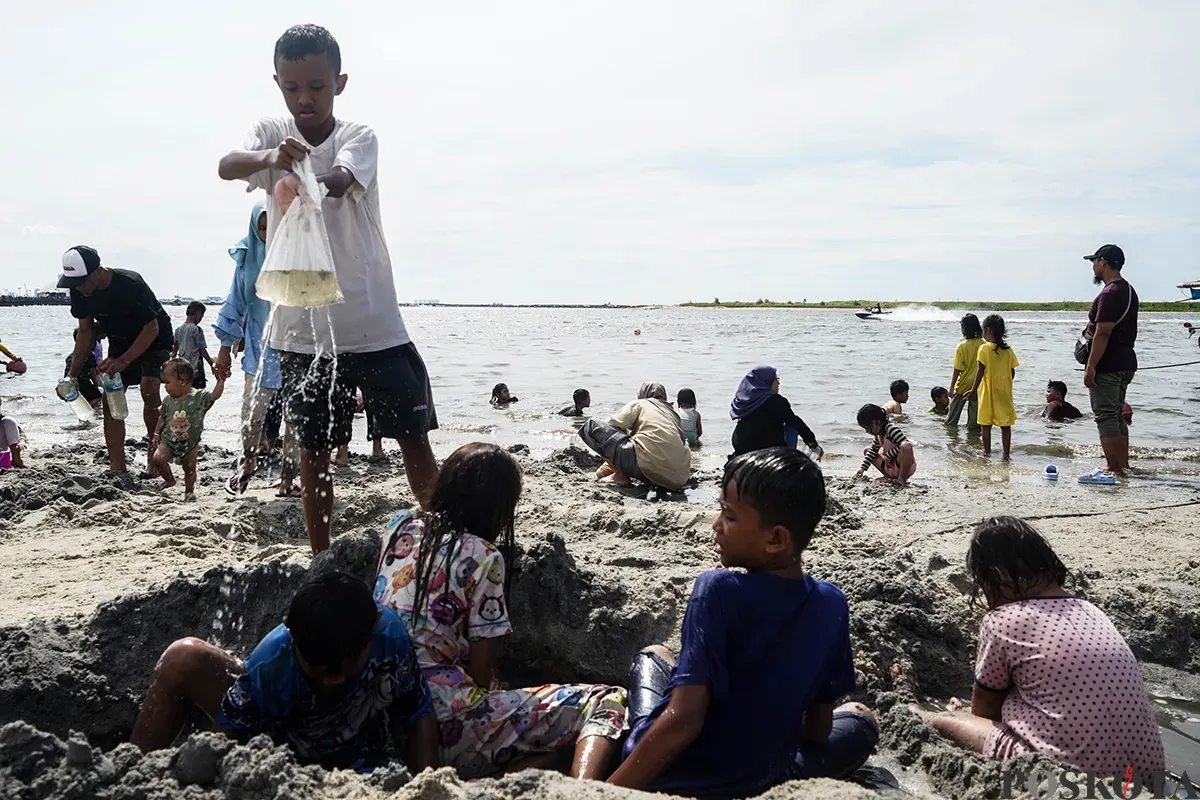 Ribuan pengunjung menikmati wisata air bersama sanak keluarga di kawasan wisata Pantai Lagoon Ancol, Jakarta, Sabtu, 5 April 2025. (Sumber: Poskota/Bilal Nugraha Ginanjar)
