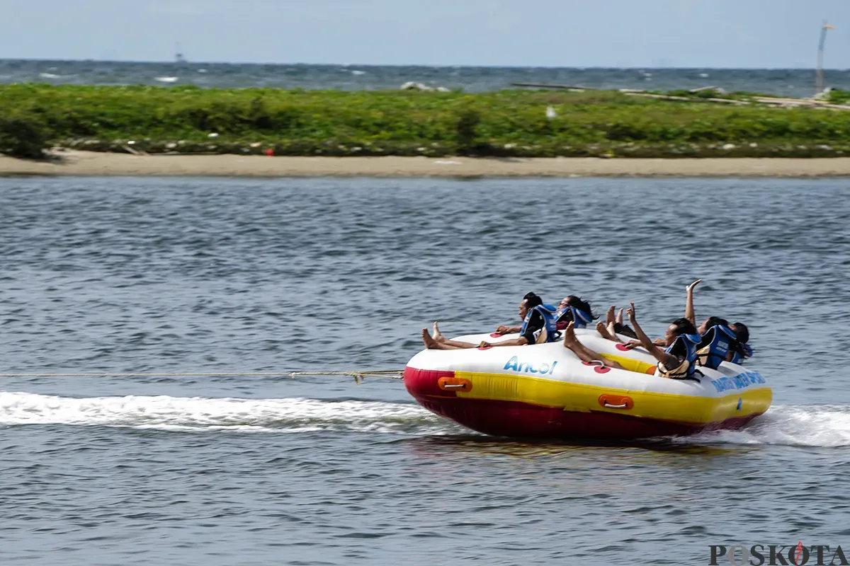 Ribuan pengunjung menikmati wisata air bersama sanak keluarga di kawasan wisata Pantai Lagoon Ancol, Jakarta, Sabtu, 5 April 2025. (Sumber: Poskota/Bilal Nugraha Ginanjar)