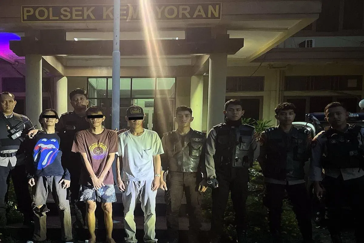Polres Metro Jakarta Pusat menangkap tiga pemuda yang diduga terlibat aksi tawuran di Jalan Kemayoran Gempol, Jakarta Pusat. Dari ketiganya, polisi mengamankan tiga celurit, stick golf, dan petasan. (Sumber: Dok. Polres Jakarta Pusat)