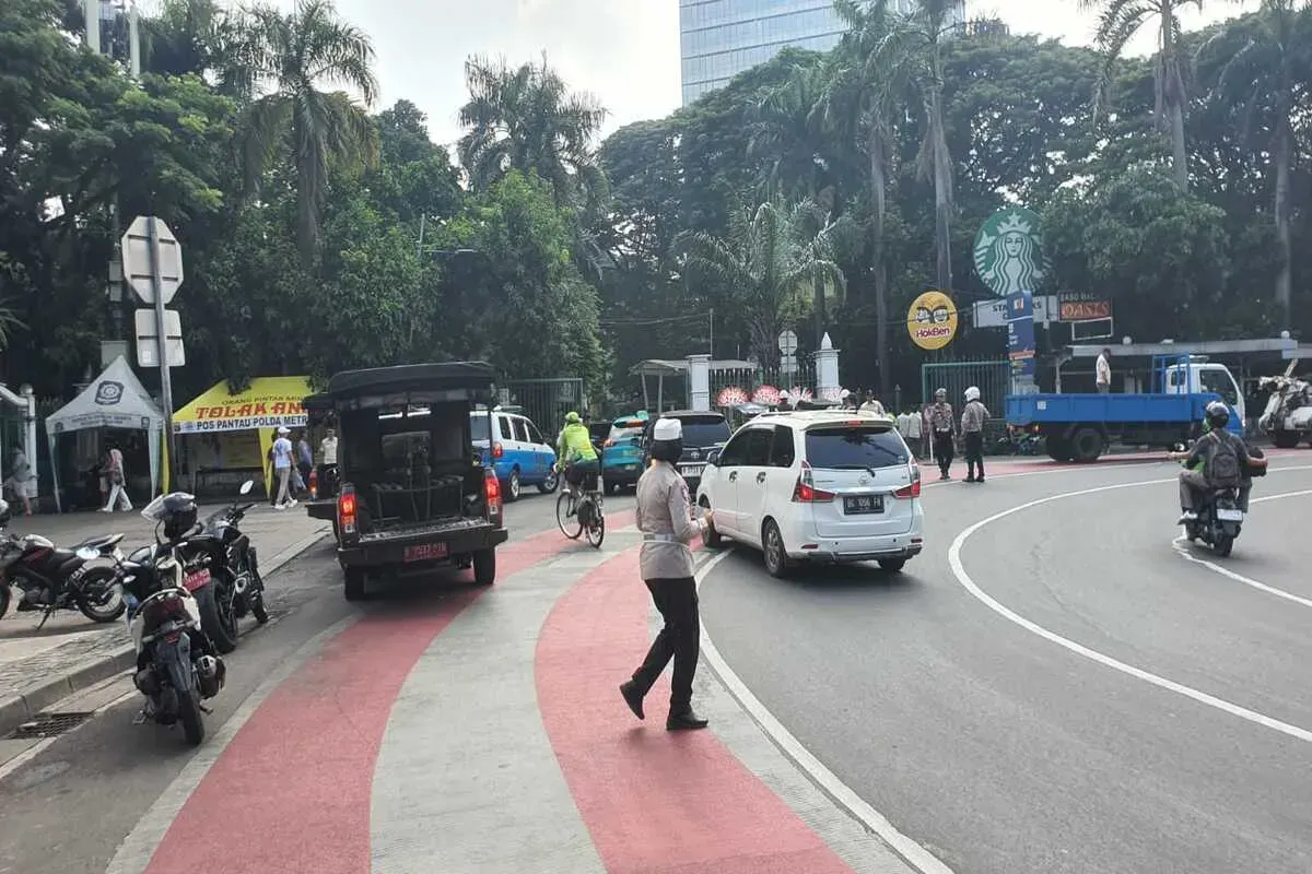 Aparat gabungan dari TNI, Polri, dan Pemda Jakarta menggelar operasi penertiban parkir liar di sekitar kawasan Monas, Jakarta Pusat, Sabtu, 5 April 2025. (Sumber: Dok. Polres Metro Jakarta Pusat)