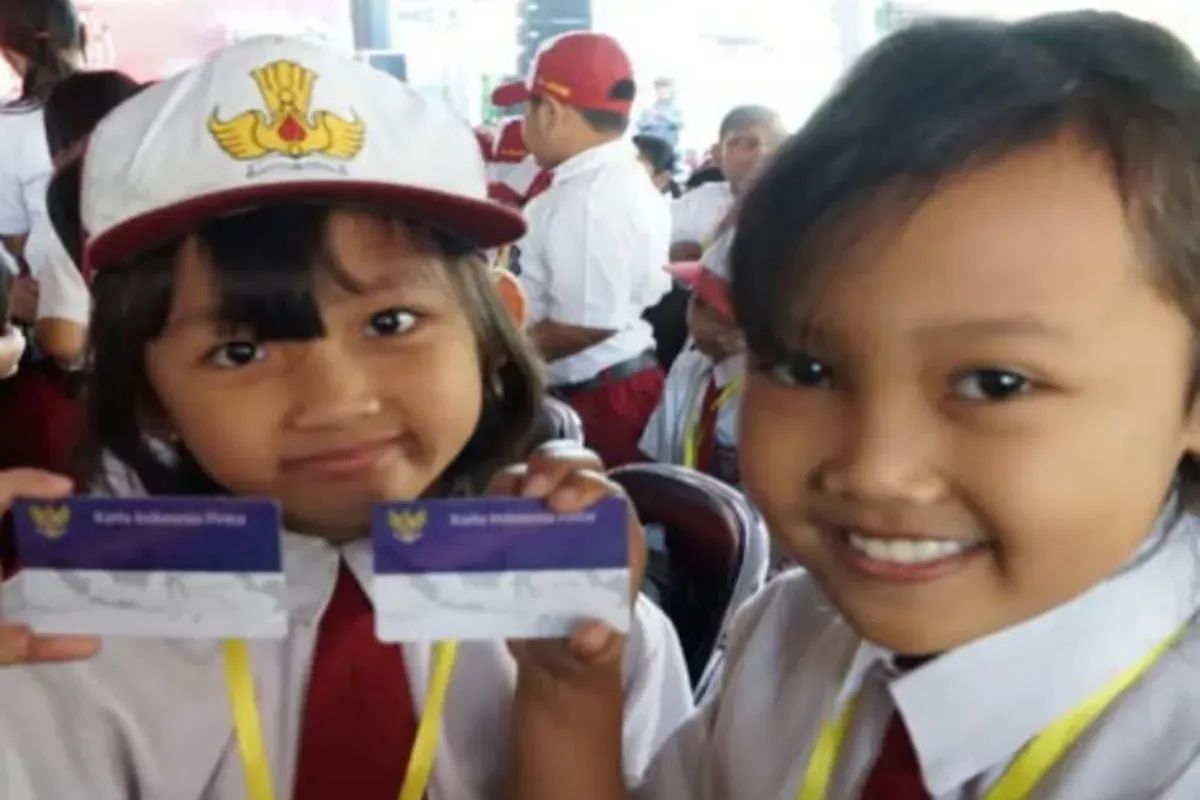 Dua siswa SD memperlihatkan Kartu Indonesia Pintar (KIP), di mana kartu tersebut dipergunakan untuk pencairan dana bantuan PIP. (Sumber: Instagram/@kemendikdasmen)