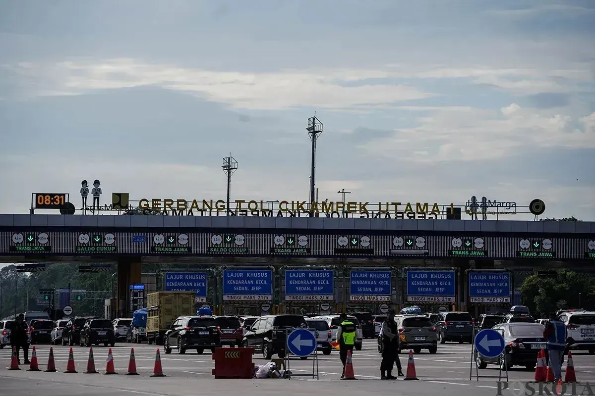 Antrean kendaraan yang didominasi mobil pribadi melaju perlahan saat memasuki Gerbang Tol Cikampek Utama, Karawang, Jawa Barat, Jumat, 28 Maret 2025. (Sumber: Poskota/Bilal Nugraha Ginanjar)