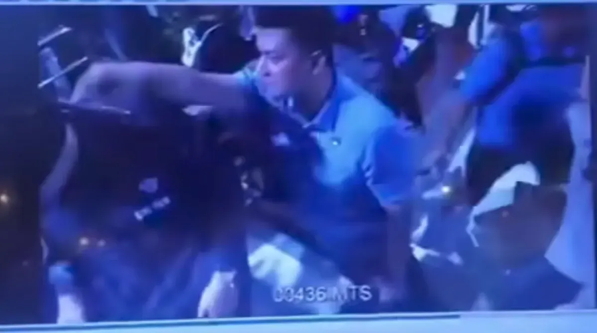 Tangkapan gambar yang diduga ajudan Kapolri Jenderal Listyo Sigit Prabowo melakukan tindakan kekerasan dan intimidasi kepada sejumlah jurnalis. (Sumber: Capture Instagram Aliansi Jurnalis Independen)