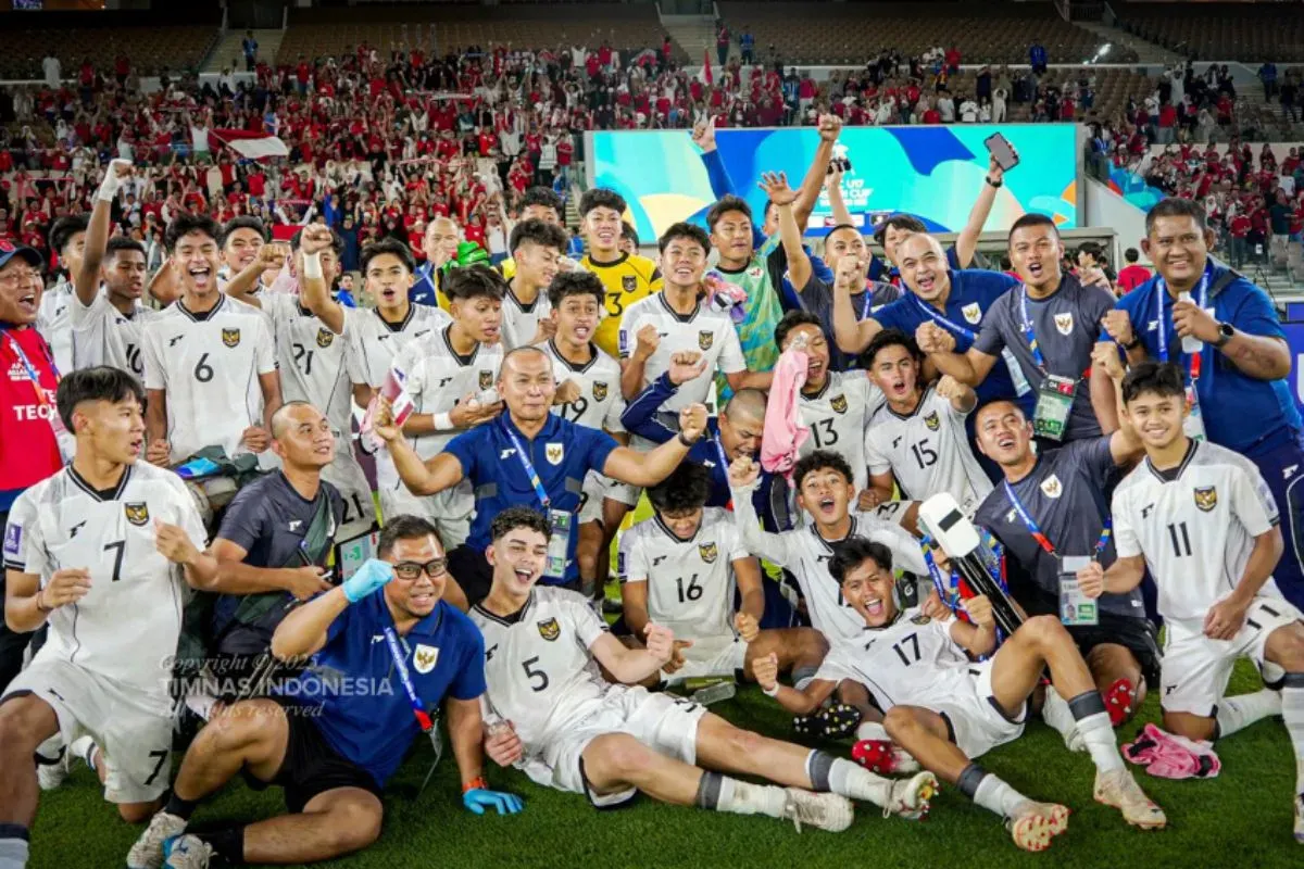 Euforia kemenangan Timnas Indonesia U17 saat berhasil mengalahkan Korea Selatan yang berlangsung di Stadion Prince Abdullah Al Faisal, Jeddah, Arab Saudi pada Jumat, 4 April 2025. (Sumber: Dok. PSSI)