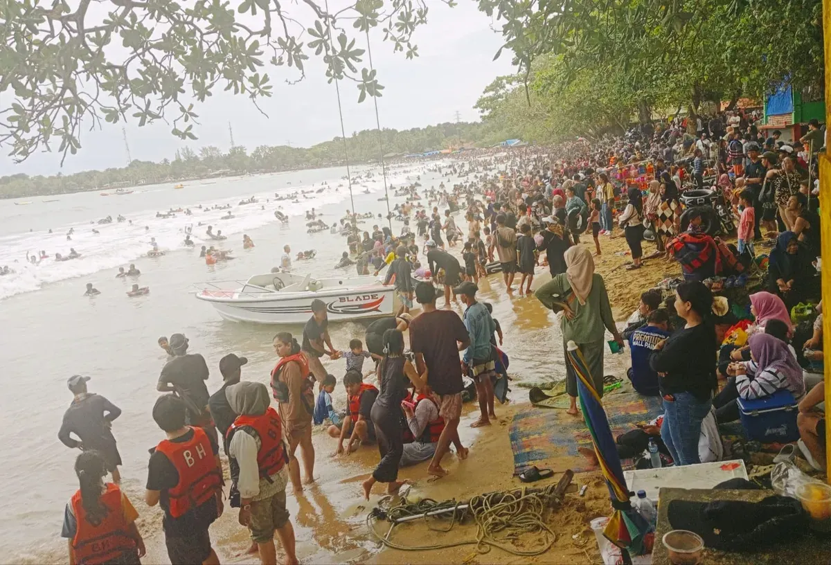 Ribuan wisatawan saat berlibur di salah satu objek wisata pantai di Carita, Pandeglang. (Sumber: Poskota/Samsul Fatoni)