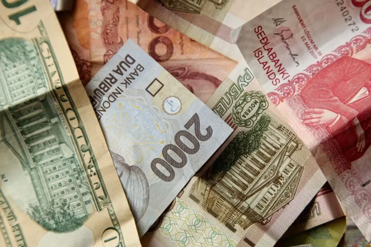 Ilustrasi uang rupiah melemah terhadap dolar AS, simak informasinya. (Sumber: Freepik)