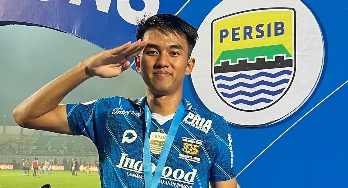 Bek muda Persib Bandung, Kakang Rudianto akan segera melepas masa lajangnya setelah bertunangan dengan gadis pujaan hatinya asal Bogor. (Sumber: Instagram Kakang Rudianto)