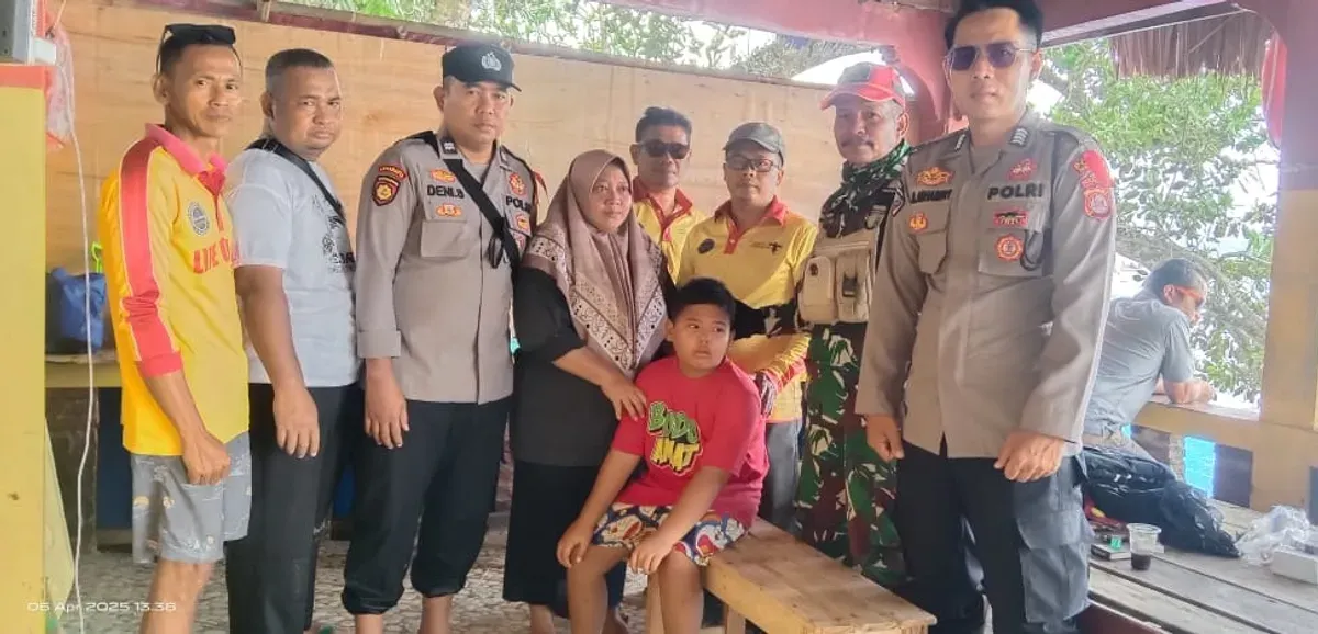 Tim Balawista Pandeglang bersama polisi saat mempertemukan anak yang terpisah dari orang tuanya di Pantai Carita. (Sumber: Dok. Balawista Pandeglang)