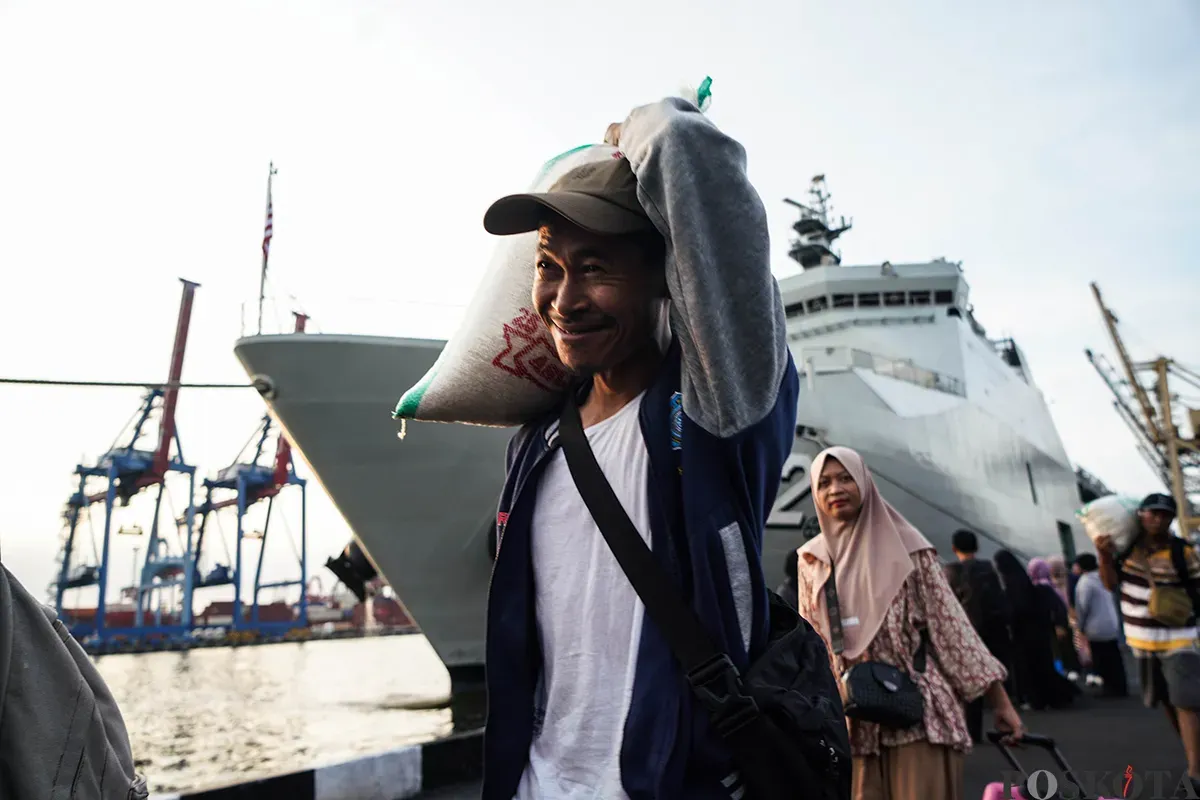 Sejumlah pemudik keluar dari kapal KRI Banjarmasin 592 milik TNI Angkatan Laut (TNI-AL)saat tiba di Dermaga Komando Lintas Laut Militer (Kolinlamil), Tanjung Priok, Jakarta Utara, Senin, 7 April 2025. (Sumber: Poskota/Bilal Nugraha Ginanjar)