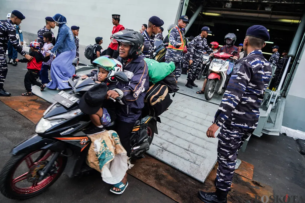 Sejumlah pemudik keluar dari kapal KRI Banjarmasin 592 milik TNI Angkatan Laut (TNI-AL)saat tiba di Dermaga Komando Lintas Laut Militer (Kolinlamil), Tanjung Priok, Jakarta Utara, Senin, 7 April 2025. (Sumber: Poskota/Bilal Nugraha Ginanjar)