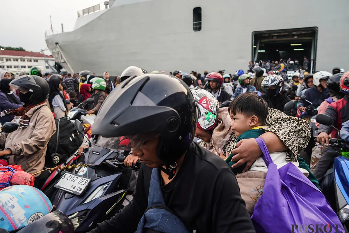 Sejumlah pemudik keluar dari kapal KRI Banjarmasin 592 milik TNI Angkatan Laut (TNI-AL)saat tiba di Dermaga Komando Lintas Laut Militer (Kolinlamil), Tanjung Priok, Jakarta Utara, Senin, 7 April 2025. (Sumber: Poskota/Bilal Nugraha Ginanjar)