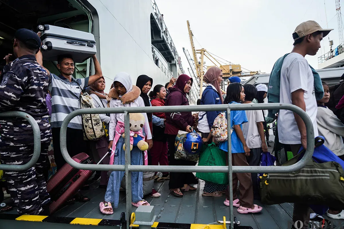 Sejumlah pemudik keluar dari kapal KRI Banjarmasin 592 milik TNI Angkatan Laut (TNI-AL)saat tiba di Dermaga Komando Lintas Laut Militer (Kolinlamil), Tanjung Priok, Jakarta Utara, Senin, 7 April 2025. (Sumber: Poskota/Bilal Nugraha Ginanjar)