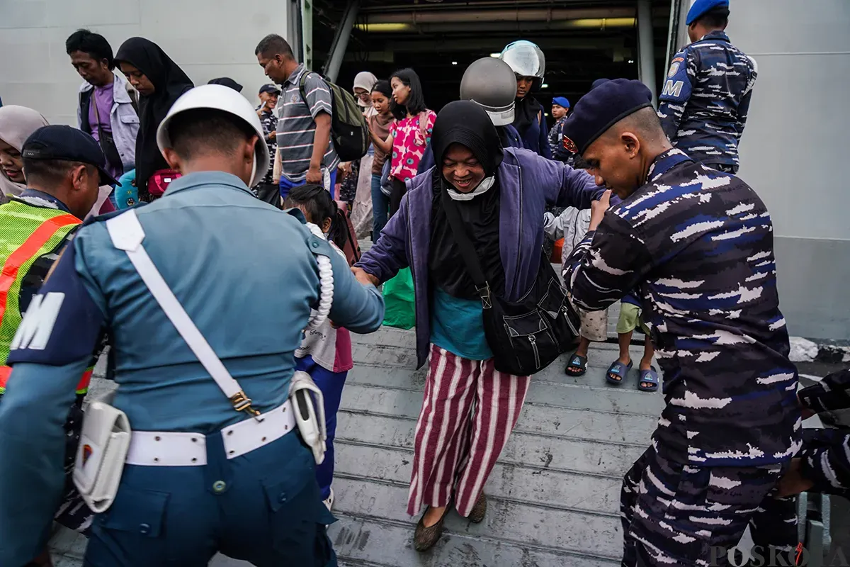 Sejumlah pemudik keluar dari kapal KRI Banjarmasin 592 milik TNI Angkatan Laut (TNI-AL)saat tiba di Dermaga Komando Lintas Laut Militer (Kolinlamil), Tanjung Priok, Jakarta Utara, Senin, 7 April 2025. (Sumber: Poskota/Bilal Nugraha Ginanjar)