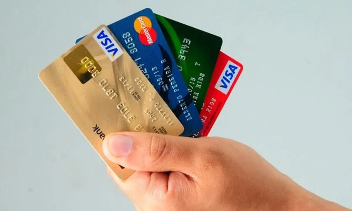 Belakangan ini, media sosial diramaikan oleh berbagai spekulasi seputar pemblokiran layanan perbankan, terutama ATM dan m-Banking, yang dikabarkan akan terjadi secara serentak pada tanggal 8 April 2025. (Sumber: Pinterest)