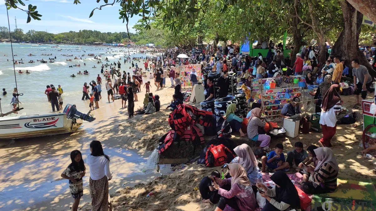 Ribuan wisatawan memadati kawasan Pantai Carita, Pandeglang, Banten, saat libur Lebaran 2025. Ramainya kunjungan ini turut mendorong perputaran uang di sektor pariwisata daerah. (Sumber: Poskota/Samsul Fatoni)