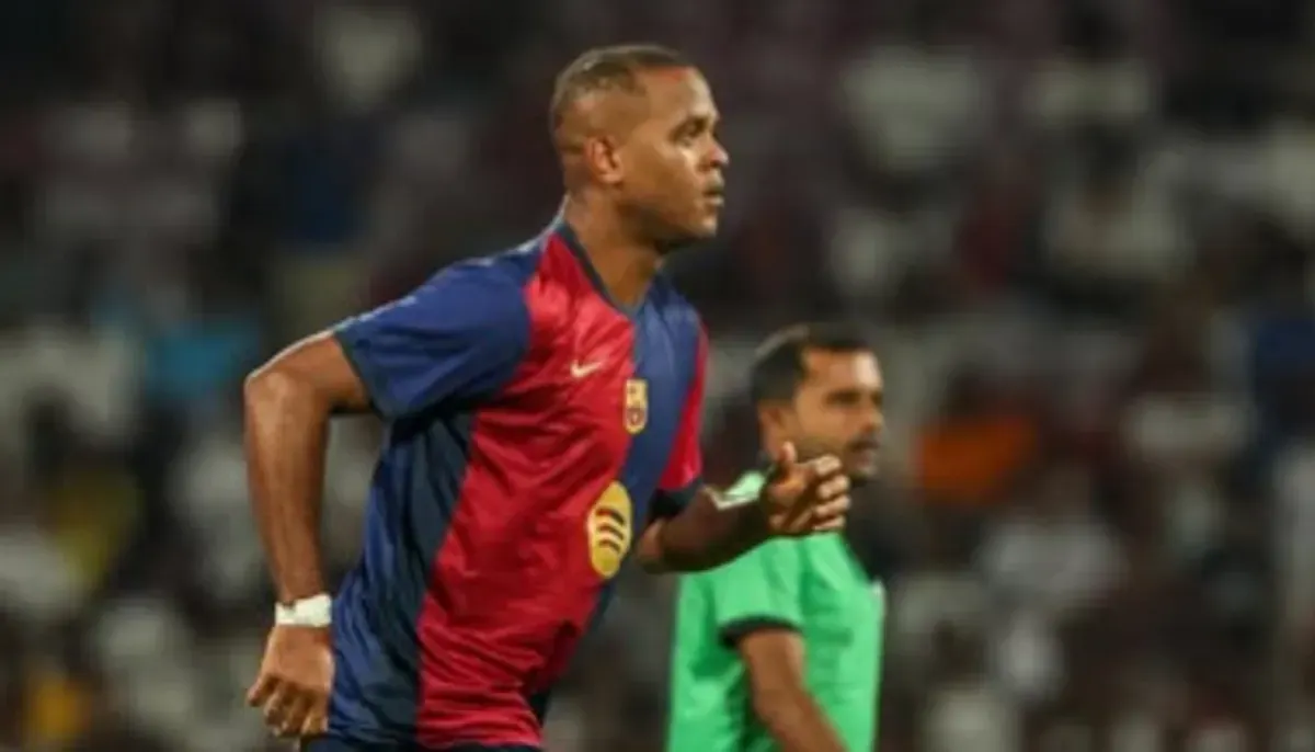 Pelatih Timnas Indonesia, Patrick Kluivert bersama Barcelona Legends melakoni sparing atau laga pershabatan melawan Real Madrid. (Sumber: Instagram/@barcalegends)