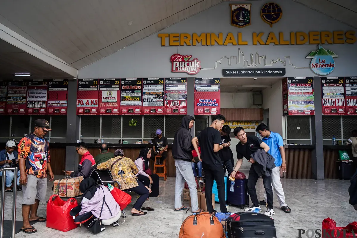 Pemudik arus balik membawa barang bawaannya di Terminal Kalideres, Jakarta Barat. Disub DKI Jakarta telah menyiapkan angkutan lanjutan di 7 terminal. (Sumber: Poskota/Bilal Nugraha Ginanjar)
