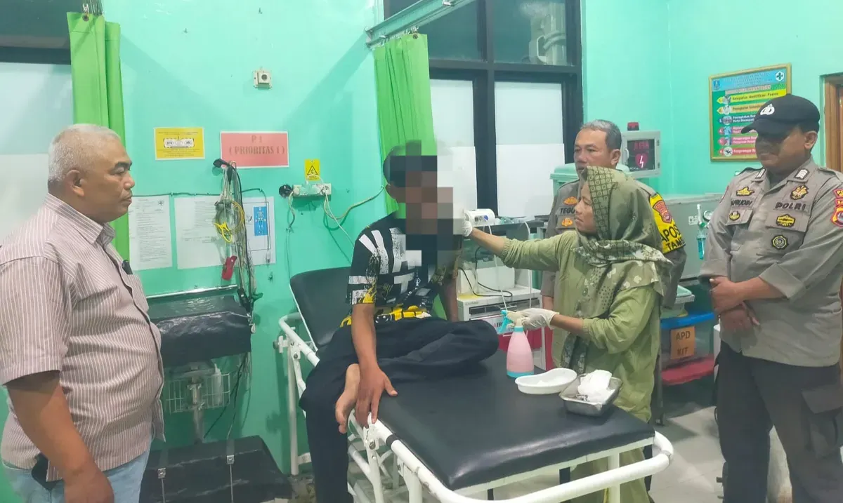AK yang diduga pelaku pencurian laptop mendapatkan pengobatan di puskesmas akibat luka-luka karena dihajar warga. (Sumber: Dok. Polsek Tanara)