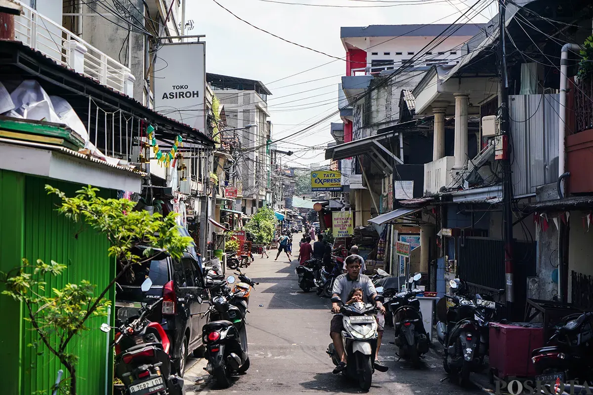 Warga beraktivitas di kawasan padat penduduk Kebon Kacang, Tanah Abang, Jakarta, Senin, 7 April 2025. (Sumber: Poskota/Bilal Nugraha Ginanjar)