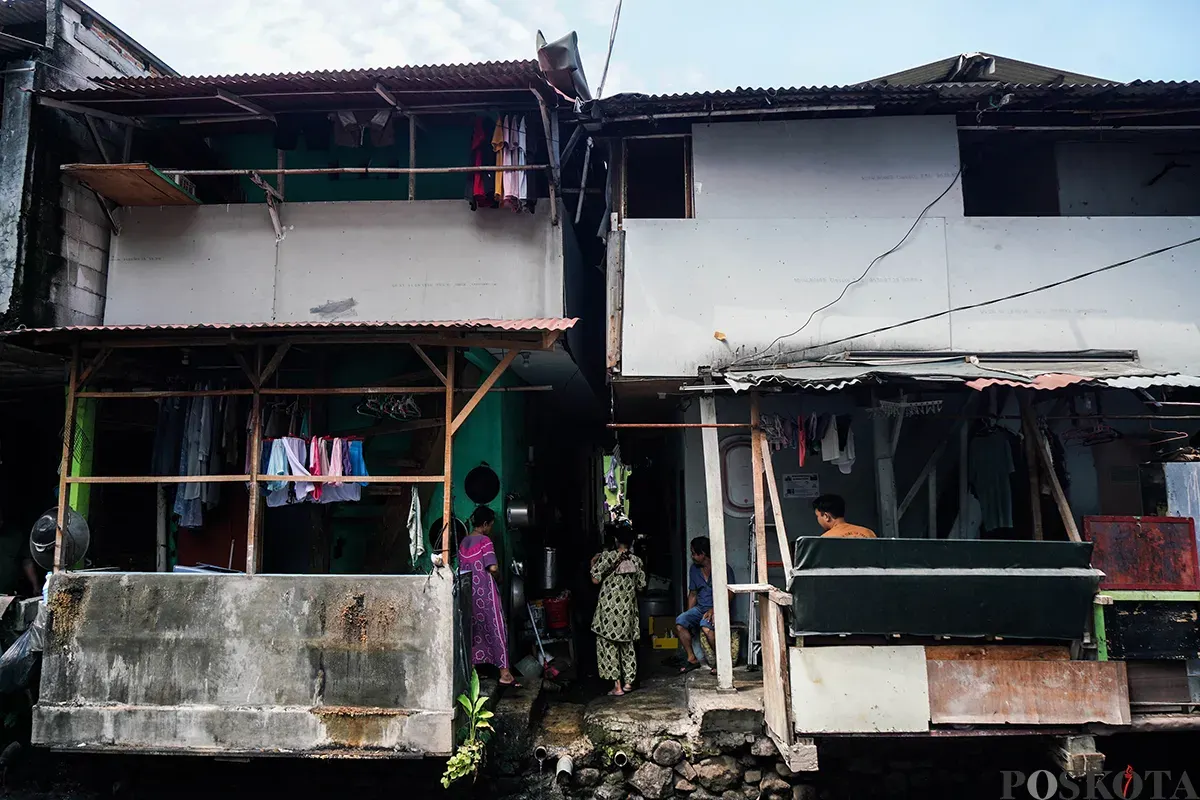 Warga beraktivitas di kawasan padat penduduk Kebon Kacang, Tanah Abang, Jakarta, Senin, 7 April 2025. (Sumber: Poskota/Bilal Nugraha Ginanjar)