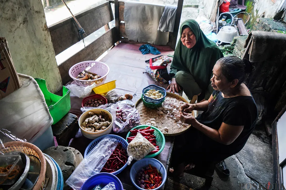Warga beraktivitas di kawasan padat penduduk Kebon Kacang, Tanah Abang, Jakarta, Senin, 7 April 2025. (Sumber: Poskota/Bilal Nugraha Ginanjar)
