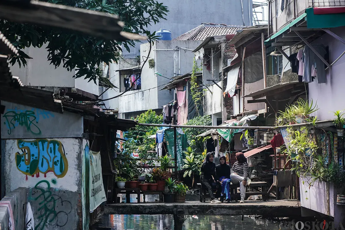 Warga beraktivitas di kawasan padat penduduk Kebon Kacang, Tanah Abang, Jakarta, Senin, 7 April 2025. (Sumber: Poskota/Bilal Nugraha Ginanjar)