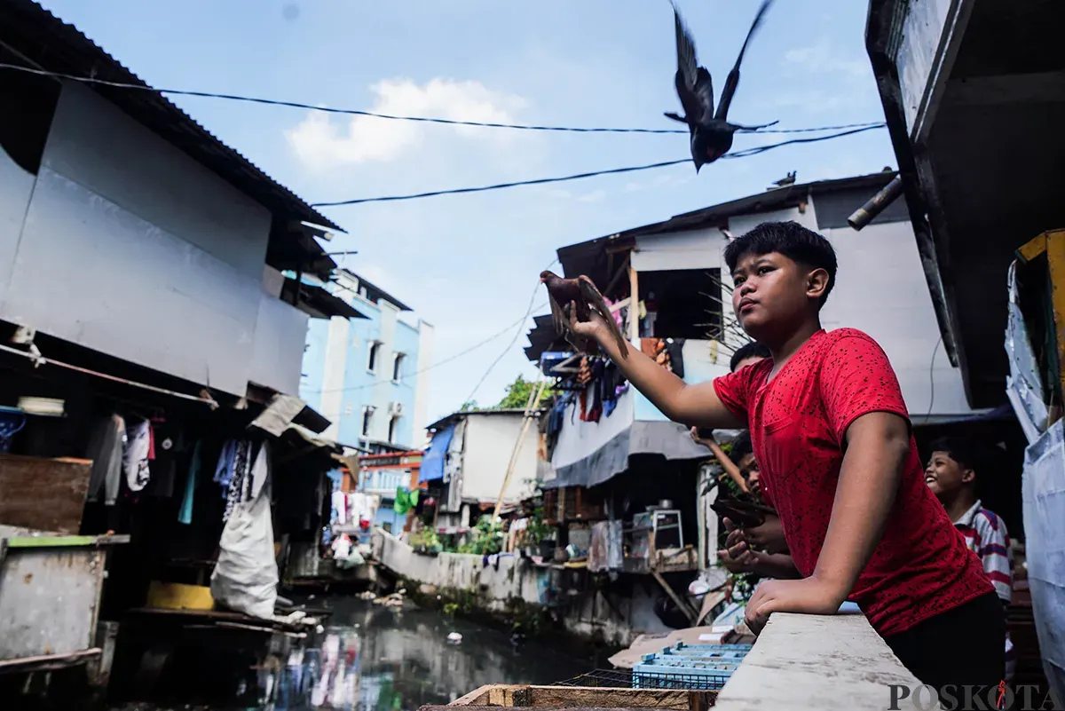 Warga beraktivitas di kawasan padat penduduk Kebon Kacang, Tanah Abang, Jakarta, Senin, 7 April 2025. (Sumber: Poskota/Bilal Nugraha Ginanjar)
