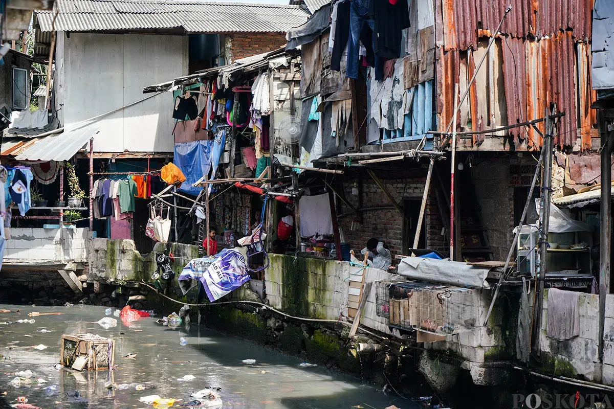 Warga beraktivitas di kawasan padat penduduk Kebon Kacang, Tanah Abang, Jakarta, Senin, 7 April 2025. (Sumber: Poskota/Bilal Nugraha Ginanjar)