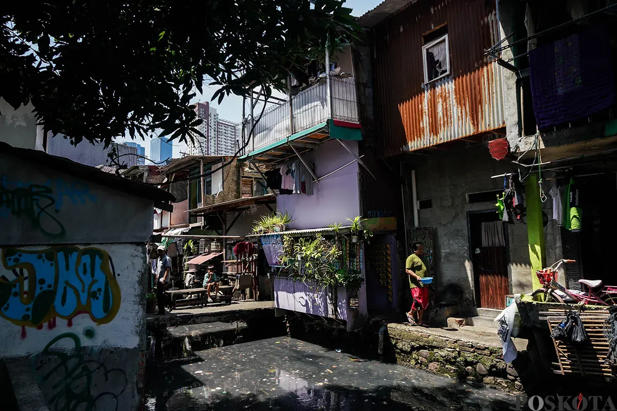 Warga beraktivitas di kawasan padat penduduk Kebon Kacang, Tanah Abang, Jakarta, Senin, 7 April 2025. (Sumber: Poskota/Bilal Nugraha Ginanjar)