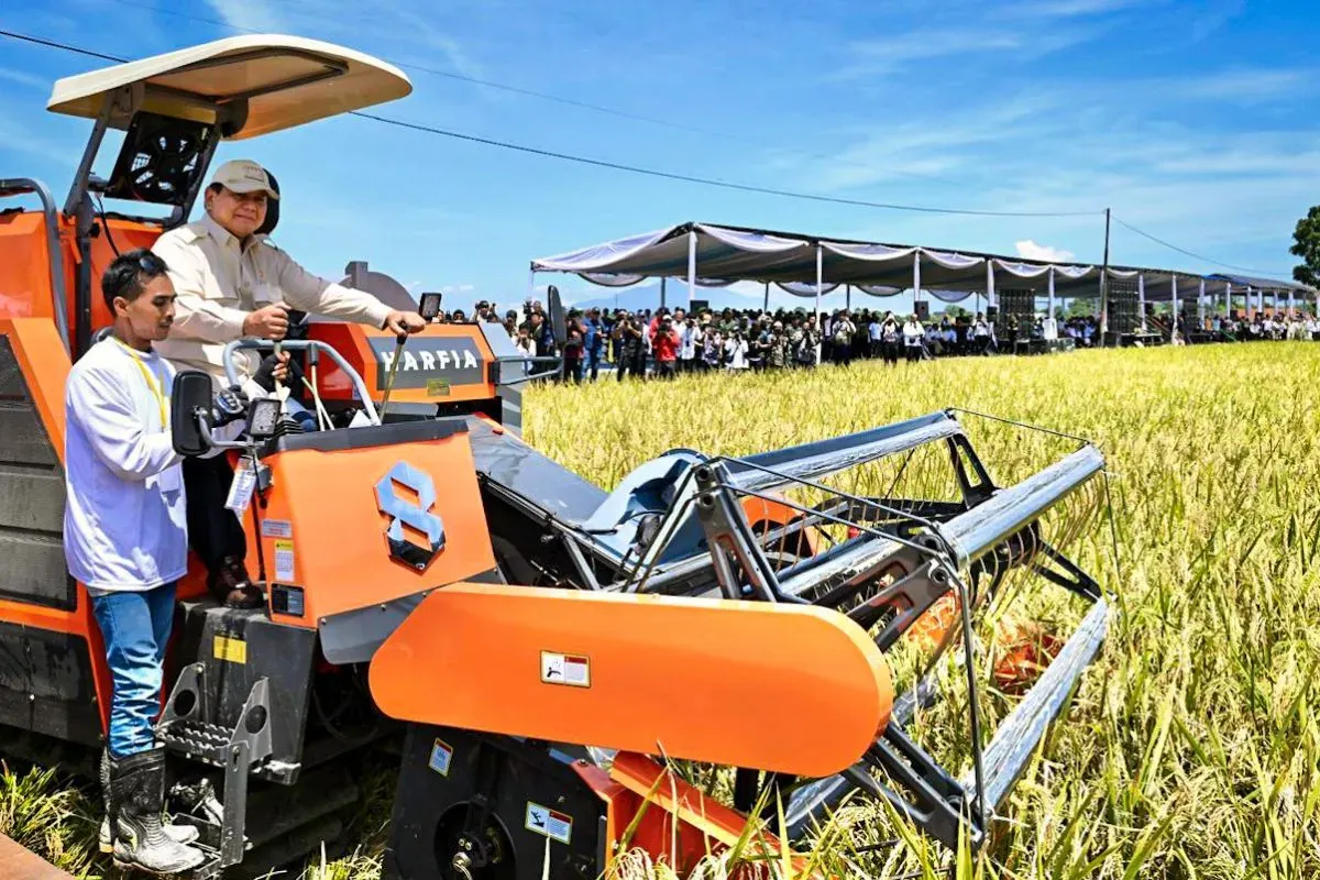 Presiden Prabowo Subianto menghadiri kegiatan Panen Raya Nasional yang dipusatkan di Desa Randegan Wetan, Kecamatan Jati 7, Kabupaten Majalengka, Provinsi Jawa Barat, pada Senin, 7 April 2025. (Sumber: BPMI Setpres via setkab.go.id)