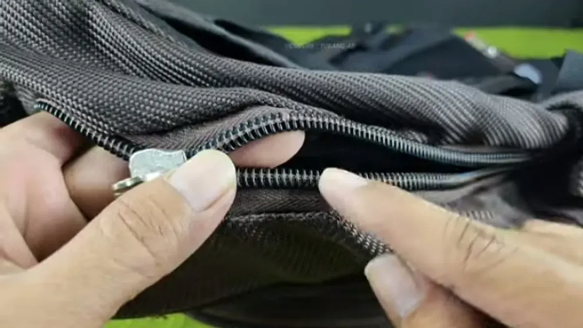 Ikuti panduan ini untuk memperbaiki ritsleting rusak pada tas, jaket, atau celana dengan cepat dan mudah (Sumber: YouTube/@TUKANG AB)