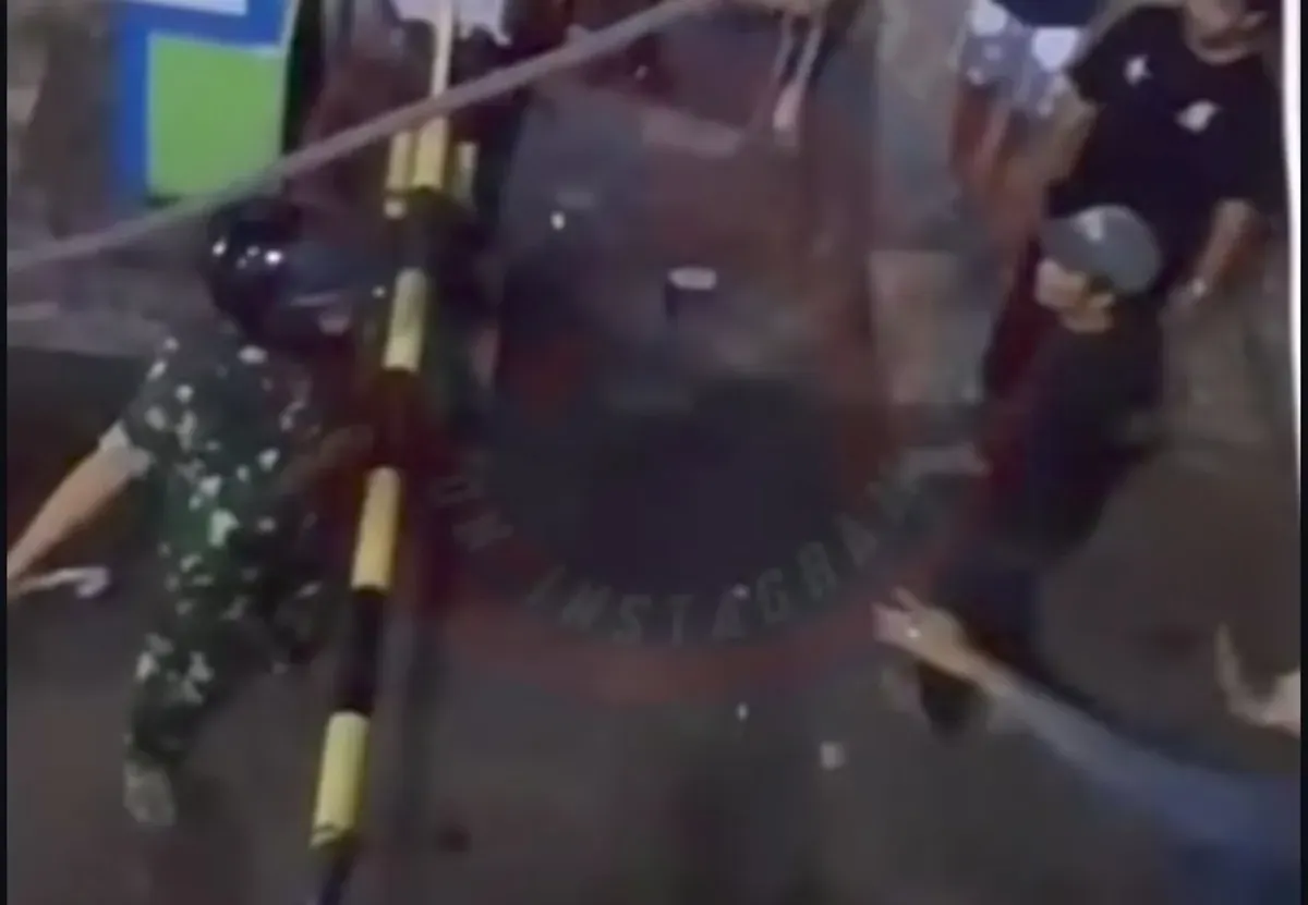 Babinsa bubarkan dua kelompok remaja yang nyaris tawuran di Jatinegara hanya dengan selang. Aksi cepat ini viral dan diapresiasi sebagai upaya menjaga keamanan warga. (Sumber: Capture Instagram @info.negeri)