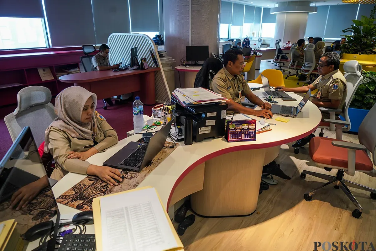 Sejumlah Aparatur Sipil Negara (ASN) Pemerintah Provinsi DKI Jakarta mulai bekerja di Gedung Balaikota Jakarta, Selasa, 8 April 2025. (Sumber: Poskota/Bilal Nugraha Ginanjar)
