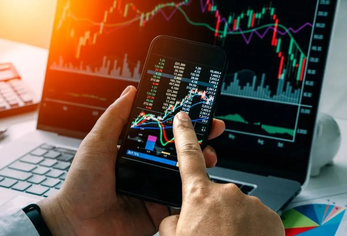 IHSG tercatat mengalami koreksi tajam hingga 7,71% pada sesi I perdagangan BEI, memicu mekanisme trading halt. (Sumber: Pinterest)