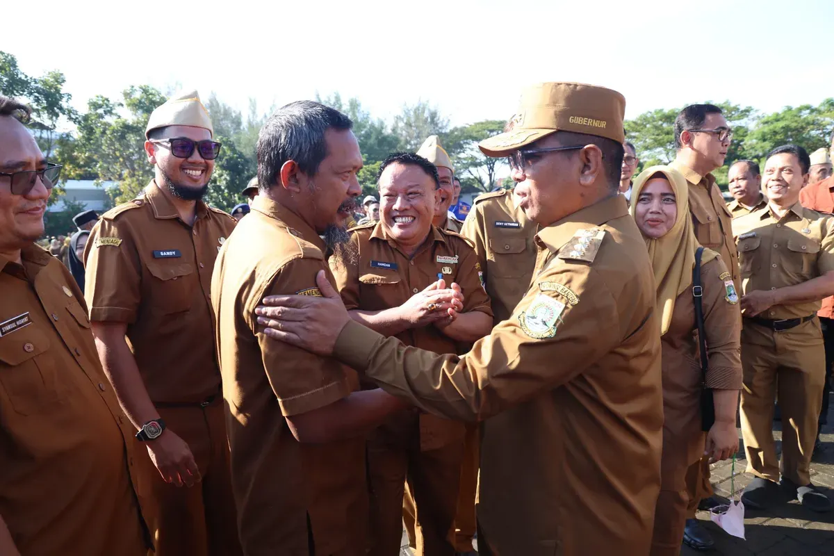 Gubernur Banten Andra Soni melaksanakan halal bi halal hari pertama masuk kerja usai libur bersama lebaran Idul Fitri di lapangan apel Kantor Gubernur Banten. (Sumber: Dok. Pemprov Banten)