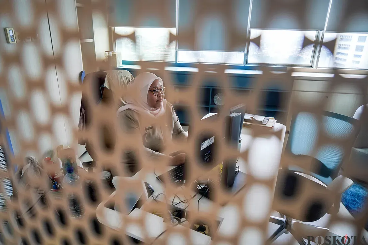 Sejumlah Aparatur Sipil Negara (ASN) Pemerintah Provinsi DKI Jakarta mulai bekerja di Gedung Balaikota Jakarta, Selasa, 8 April 2025. (Sumber: Poskota/Bilal Nugraha Ginanjar)