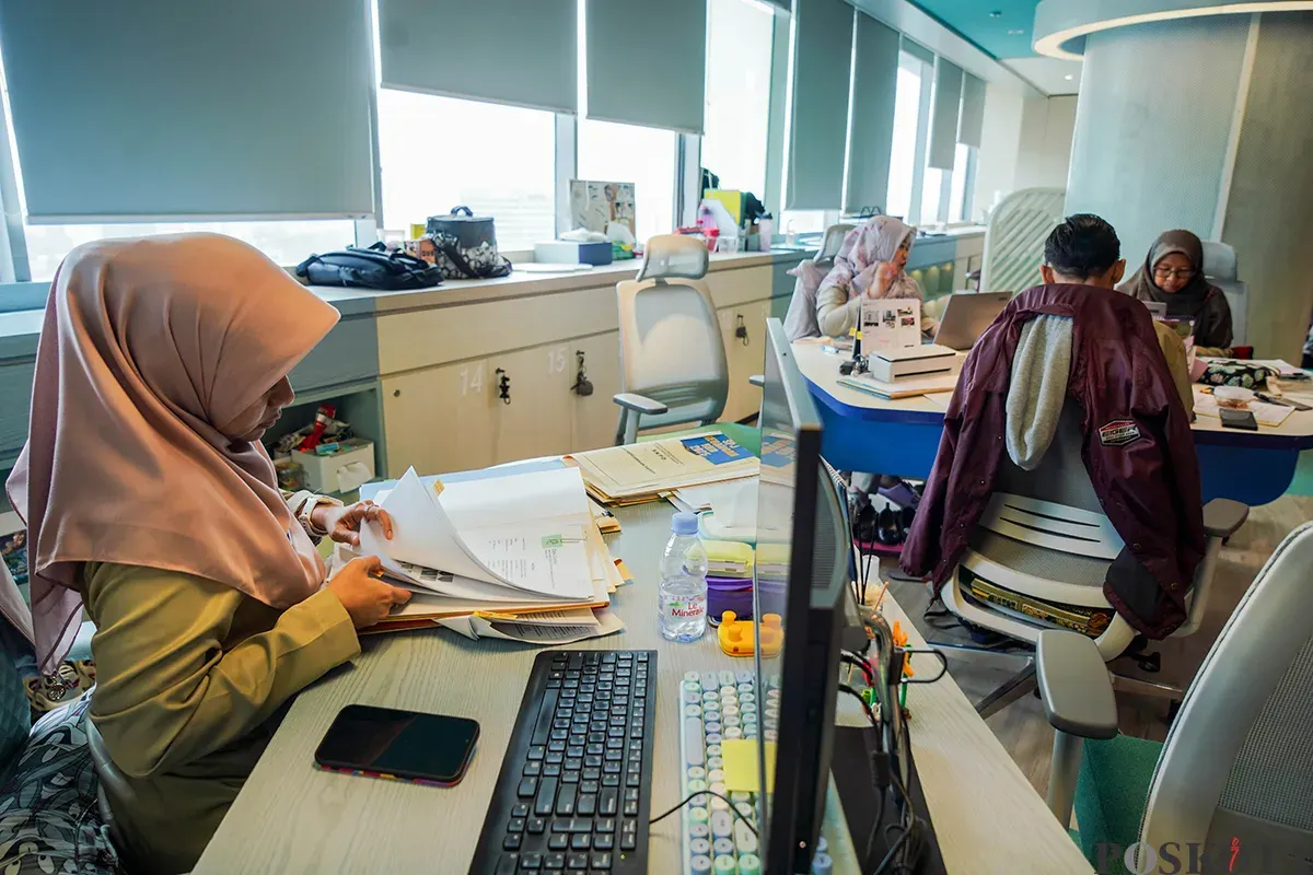 Sejumlah Aparatur Sipil Negara (ASN) Pemerintah Provinsi DKI Jakarta mulai bekerja di Gedung Balaikota Jakarta, Selasa, 8 April 2025. (Sumber: Poskota/Bilal Nugraha Ginanjar)