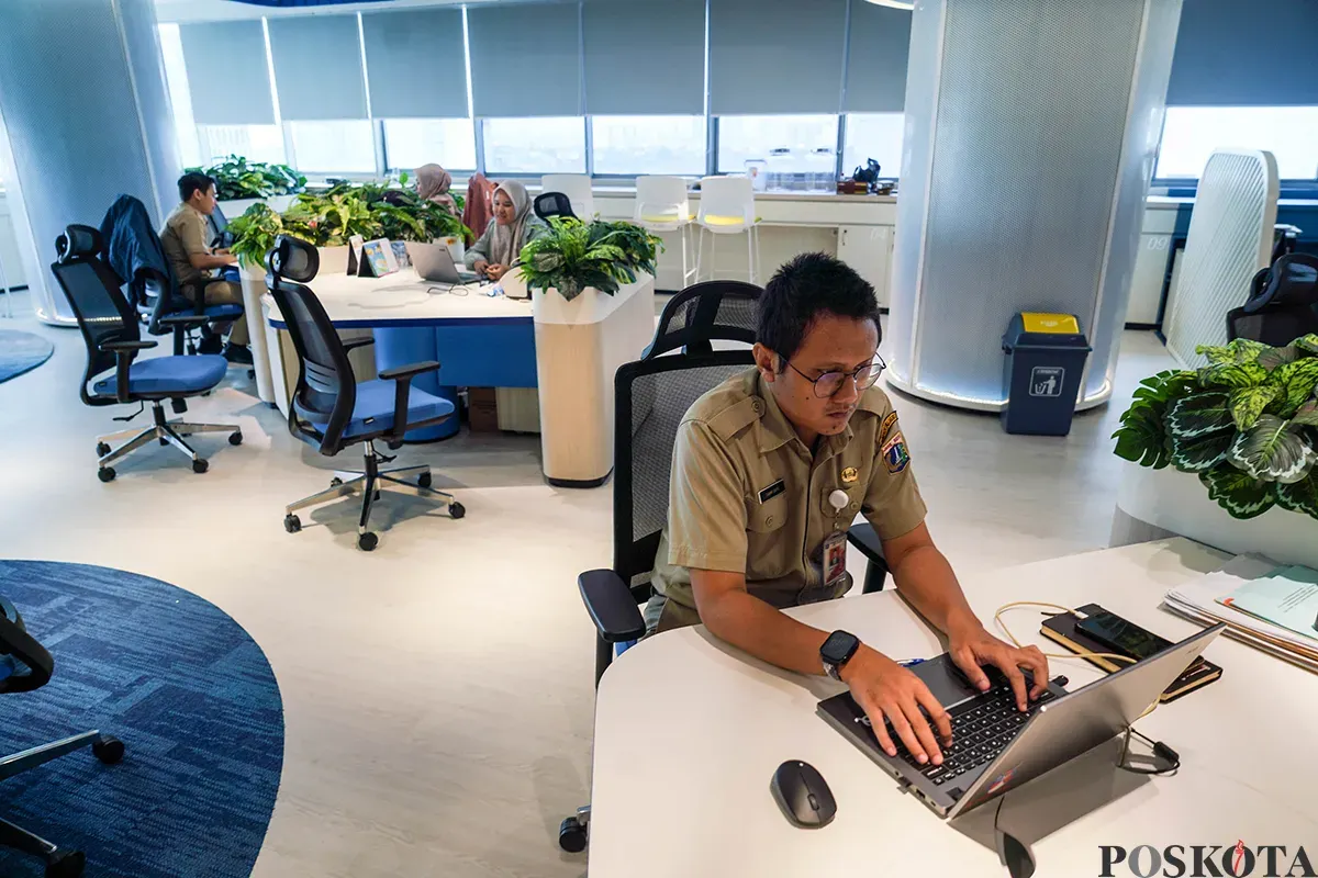 Sejumlah Aparatur Sipil Negara (ASN) Pemerintah Provinsi DKI Jakarta mulai bekerja di Gedung Balaikota Jakarta, Selasa, 8 April 2025. (Sumber: Poskota/Bilal Nugraha Ginanjar)
