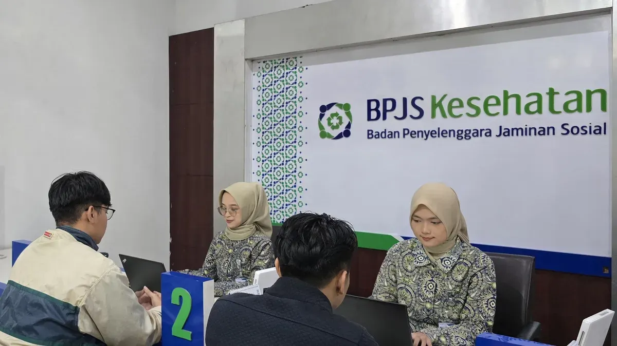 Ilustrasi - Petugas BPJS Kesehatan sedang memberikan pelayanan pada peserta. (Sumber: Media Center Kabupaten Garut)