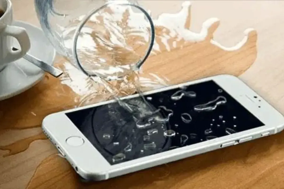 Simak tips dan trik mengatasi HP iPhone yang terkena air. (Sumber: Pinterest/Repairngo Repairngo)