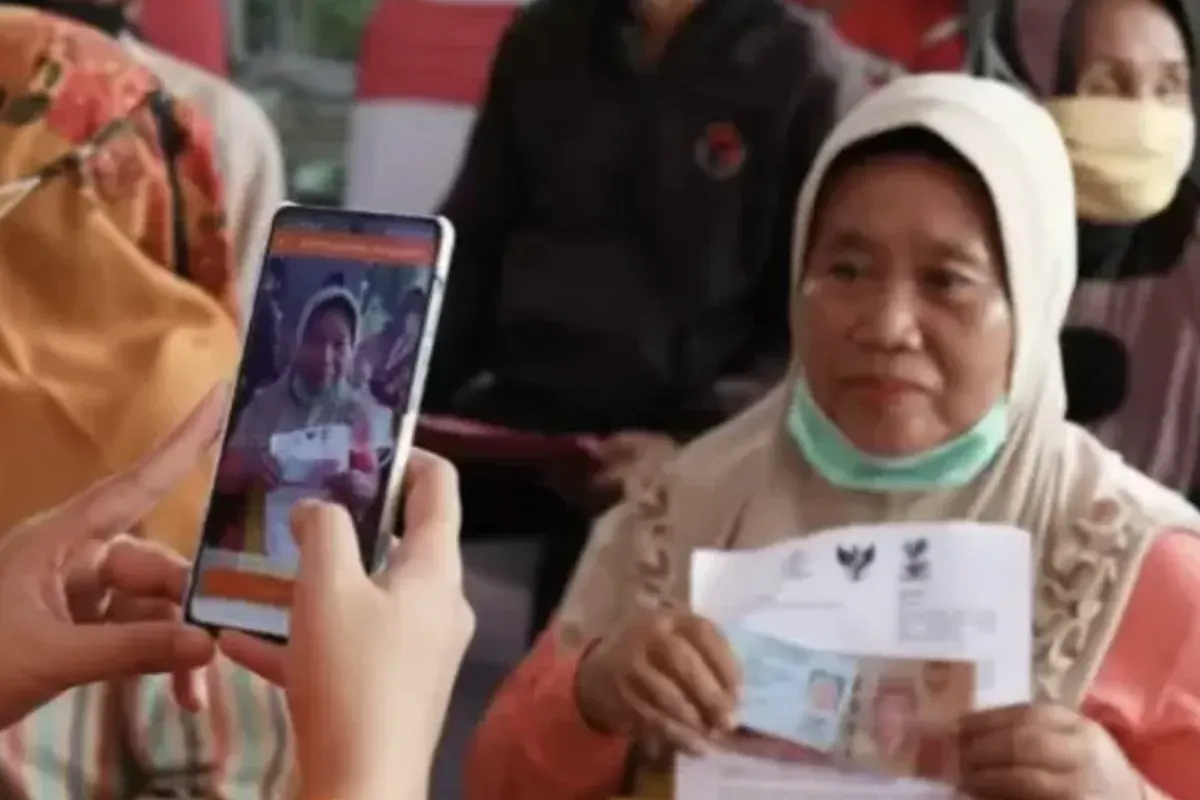 Aplikasi Cek Bansos memungkinkan masyarakat mengajukan usulan atau sanggahan penerima bantuan sosial secara digital dan transparan. (Sumber: Pinterest)