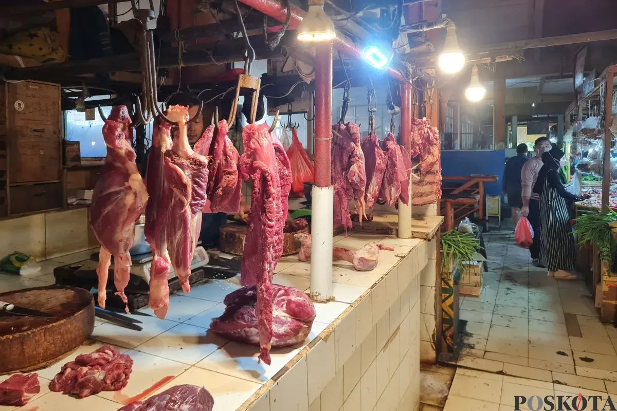 Daging sapi di Pasar Tomang Barat, Grogol Petamburan, Jakarta Barat, Selasa, 8 April 2025. (Sumber: Poskota/Pandi Ramedhan)