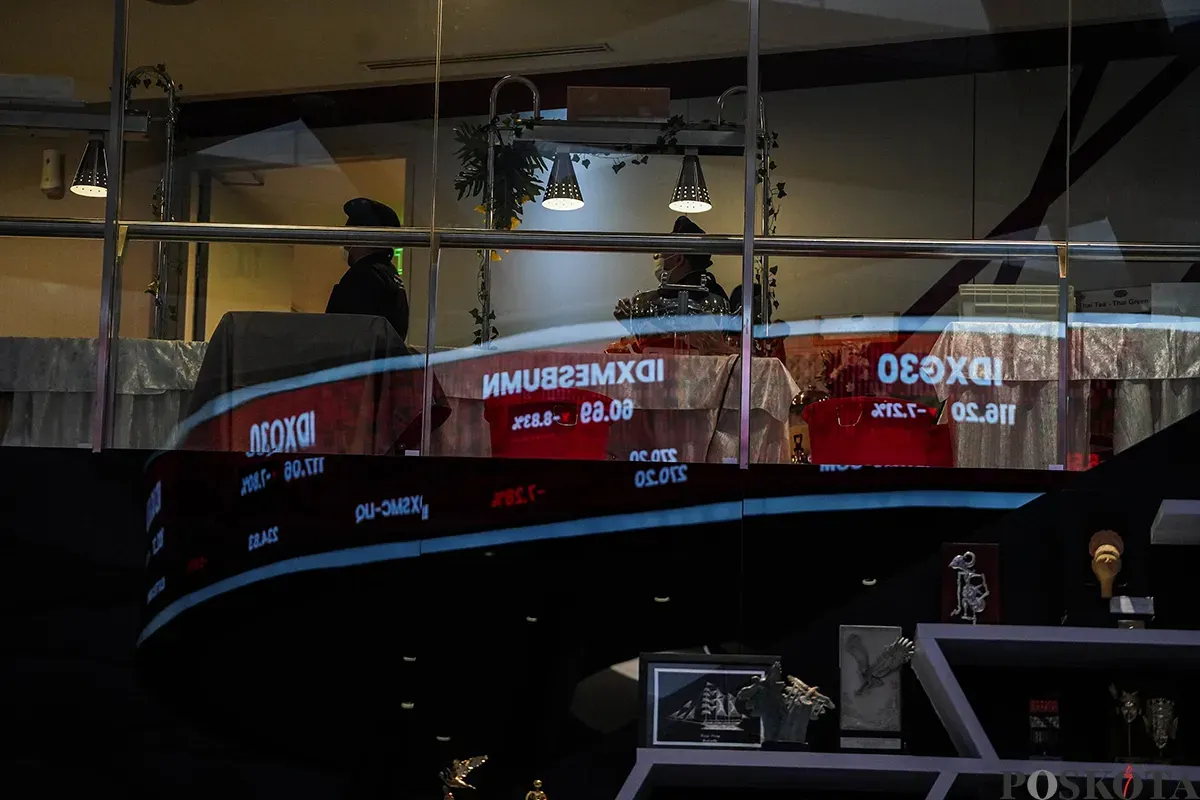 Layar digital menampilkan pergerakan Indeks Harga Saham Gabungan (IHSG) di Bursa Efek Indonesia (BEI), Jakarta, Selasa, 8 April 2025. (Sumber: Poskota/Bilal Nugraha Ginanjar)
