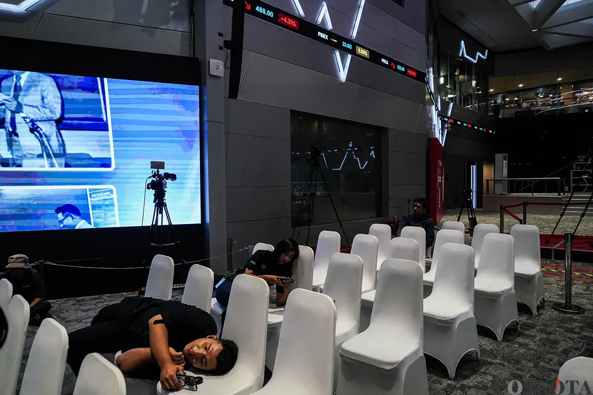 Layar digital menampilkan pergerakan Indeks Harga Saham Gabungan (IHSG) di Bursa Efek Indonesia (BEI), Jakarta, Selasa, 8 April 2025. (Sumber: Poskota/Bilal Nugraha Ginanjar)