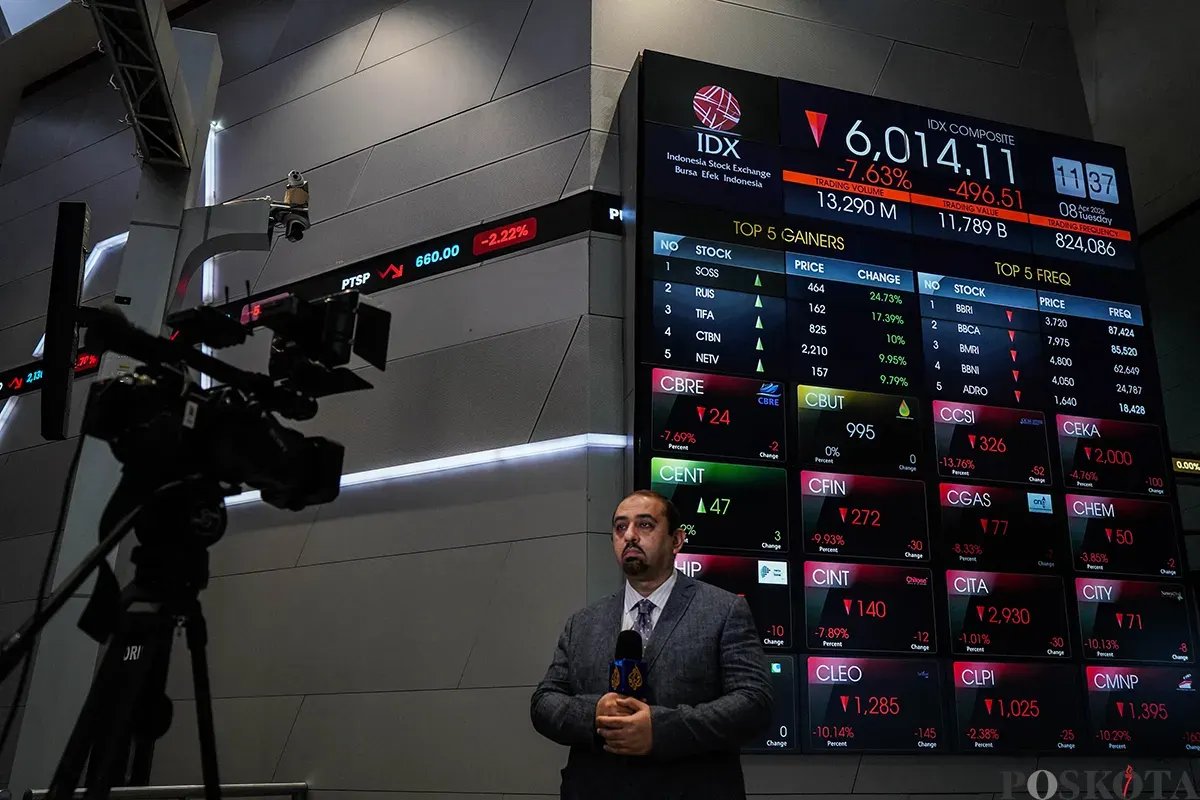 Layar digital menampilkan pergerakan Indeks Harga Saham Gabungan (IHSG) di Bursa Efek Indonesia (BEI), Jakarta, Selasa, 8 April 2025. (Sumber: Poskota/Bilal Nugraha Ginanjar)