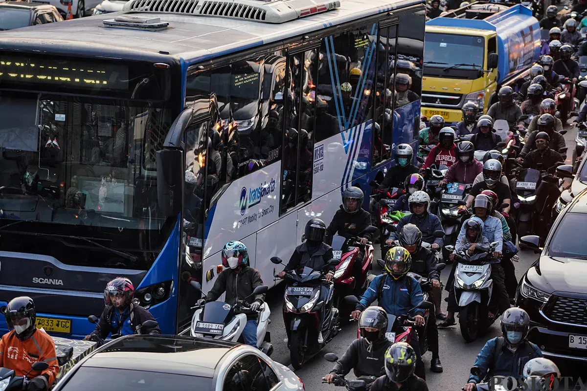 Ribuan kendaraan melintas perlahan saat jam pulang kerja di Jalan Gatot Subroto, Jakarta Selatan, Selasa, 8 April 2025. (Sumber: Poskota/Bilal Nugraha Ginanjar)